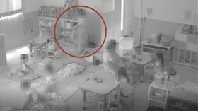 幼師多次對幼幼班孩子拉扯、踢踹。（圖／民進黨立委林月琴提供）