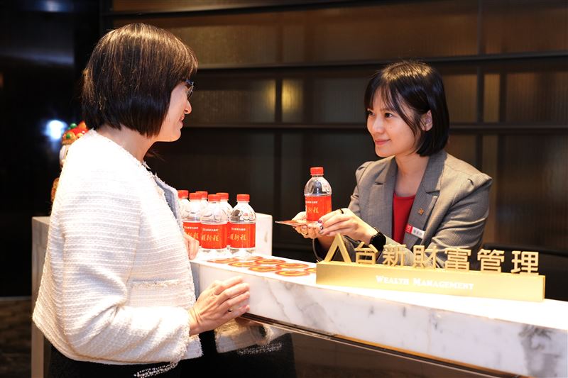 2026金馬年招財戰火引爆！金融業豪撒數十萬份開運禮搶客。北富銀與台新備妥睡過金庫的「發財水」，合庫更祭出超吸睛「金磚招財米」。元大金控則結合公益，捐血就送紫南宮加持水。公股與民營銀行拚場，從發財金到平安米應有盡有，想在金馬年財運亨通，這波「聚財神器」千萬別錯過！（圖／台新金控提供）