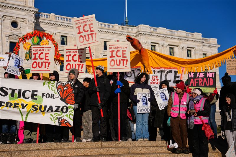 在明尼蘇達州民眾聚集抗議ICE，並悼念遭槍殺女子古德。（圖／美聯社／達志影像）