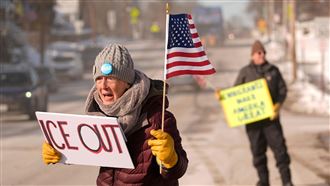 緬因州民眾要求ICE離開。（圖／美聯社／達志影像）