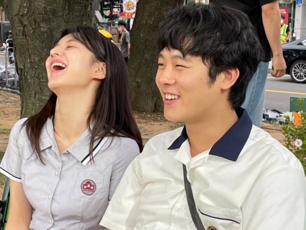 李正河（右）和高允貞（左）在《MOVING異能》第一季中演CP。（圖／翻攝自IG @jungha.km）