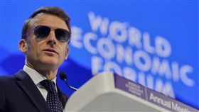 法國總統馬克宏在世界經濟論壇發表演說時配戴太陽眼鏡，據稱是因為健康因素。（圖／美聯社／達志影像）