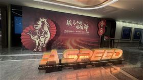 股王信驊今日股價盤中一度強攻8930元新天價，帶領台股衝向31890點歷史新高。儘管營運噴發，信驊昨晚在南港漢來的年終晚宴仍保持低調風格，與電子五哥的奢華排場形成對比。外資里昂與大和紛紛喊出10,000元目標價，看好BMC晶片在輝達Rubin平台的強勁需求，預期信驊獲利將在兩年內翻倍成長。（圖／記者師瑞德攝影）