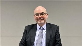 谷立言：相信台美能解決關稅問題美國在台協會處長谷立言20日在德州休士頓接受中央社專訪表示，台美持續討論貿易、關稅等議題，相信將能解決這些問題，達到互利。中央社記者侯姿瑩休士頓攝  114年5月21日