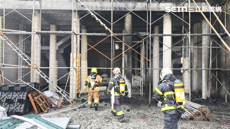 初步瞭解，現場疑似燃燒塑膠板模，詳細起火原因有待釐清。（圖／翻攝畫面）