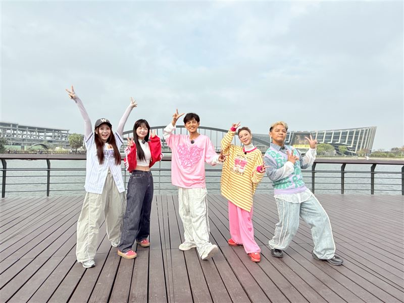 若潼（左起）、籃籃、阿翔、楊繡惠、曾瑋中在嘉義出外景。（圖／民視提供）