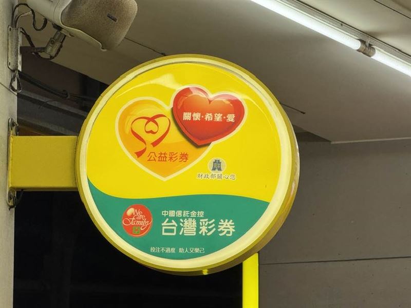 財神爺跨海眷顧!全台首個「1,200萬大吉利」頭獎今(22)日於高雄岡山開出,幸運得主為一名越南籍移工。他在連刮未中後,靈機一動觸摸店內彌勒佛肚子祈福,竟奇蹟般逆轉刮中千萬大獎。事實上,移工近年財運極旺,不只屢在春節抱走大獎,更因精通足球賽事,被彩券行視為勝率極高的運彩「隱形大戶」,展現驚人的博弈實力。(圖/記者師瑞德攝影)