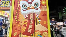 財神爺跨海眷顧！全台首個「1,200萬大吉利」頭獎今（22）日於高雄岡山開出，幸運得主為一名越南籍移工。他在連刮未中後，靈機一動觸摸店內彌勒佛肚子祈福，竟奇蹟般逆轉刮中千萬大獎。事實上，移工近年財運極旺，不只屢在春節抱走大獎，更因精通足球賽事，被彩券行視為勝率極高的運彩「隱形大戶」，展現驚人的博弈實力。（圖／記者師瑞德攝影）