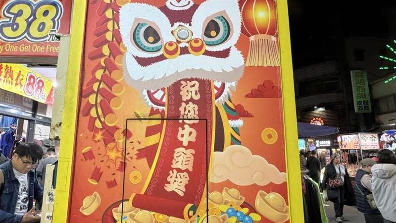 財神爺跨海眷顧!全台首個「1,200萬大吉利」頭獎今(22)日於高雄岡山開出,幸運得主為一名越南籍移工。他在連刮未中後,靈機一動觸摸店內彌勒佛肚子祈福,竟奇蹟般逆轉刮中千萬大獎。事實上,移工近年財運極旺,不只屢在春節抱走大獎,更因精通足球賽事,被彩券行視為勝率極高的運彩「隱形大戶」,展現驚人的博弈實力。(圖/記者師瑞德攝影)