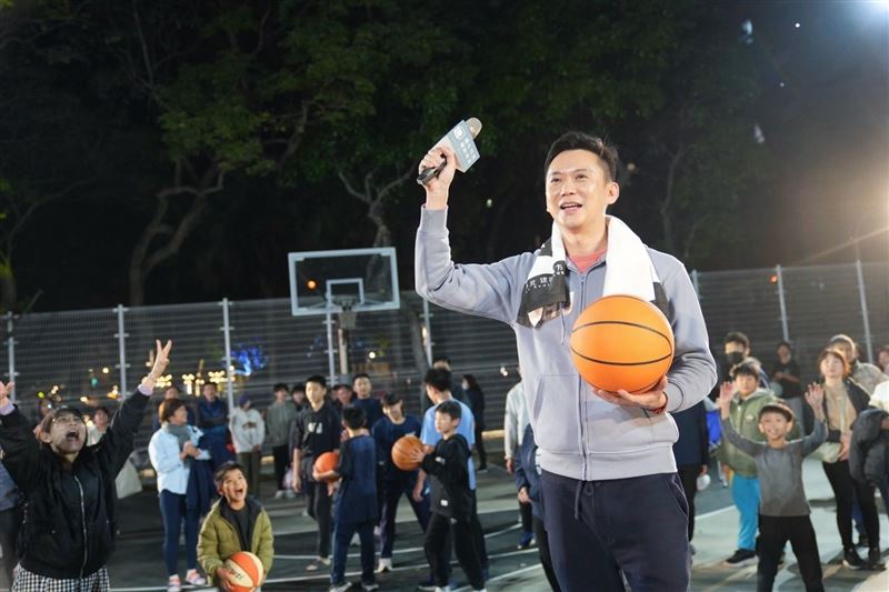 竹北市長鄭朝方執政成績亮眼，深受青年族群好評（圖／翻攝自鄭朝方臉書）