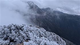 玉山群峰出現霧淞及結冰景象。（圖／氣象署提供）