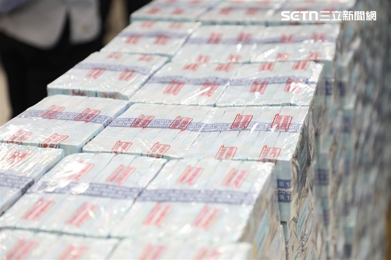 嘉義市民「普發6000」小確幸來了！黃敏惠點交15.8億元，壯觀錢牆曝光。（圖／翻攝畫面）