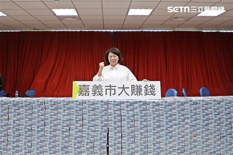 嘉義市民「普發6000」小確幸來了！黃敏惠點交15.8億元，壯觀錢牆曝光。（圖／翻攝畫面）