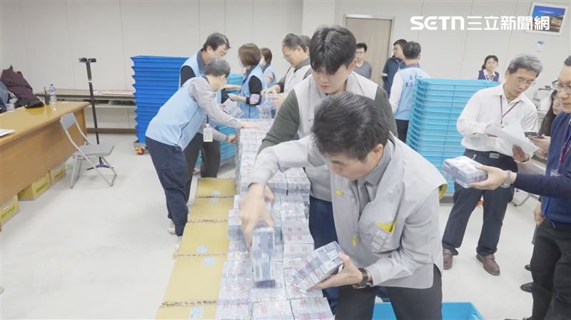 嘉義市民「普發6000」小確幸來了！黃敏惠點交15.8億元，壯觀錢牆曝光。（圖／翻攝畫面）