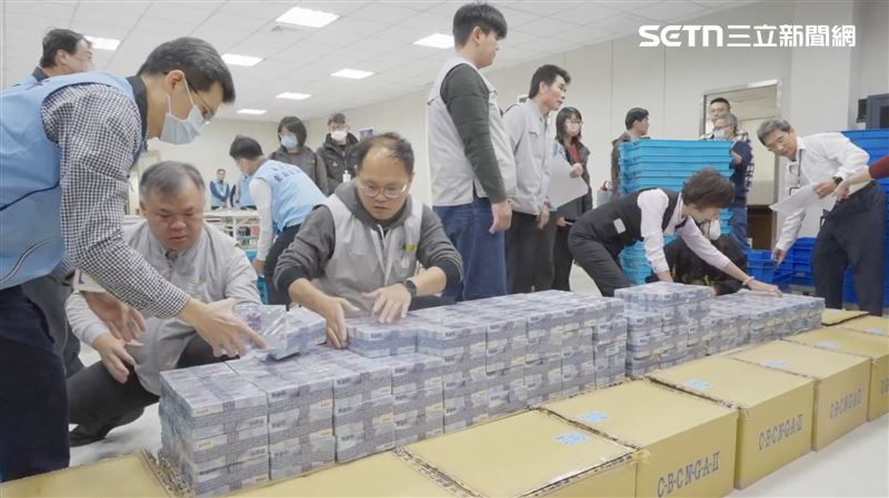 嘉義市民「普發6000」小確幸來了！黃敏惠點交15.8億元，壯觀錢牆曝光。（圖／翻攝畫面）