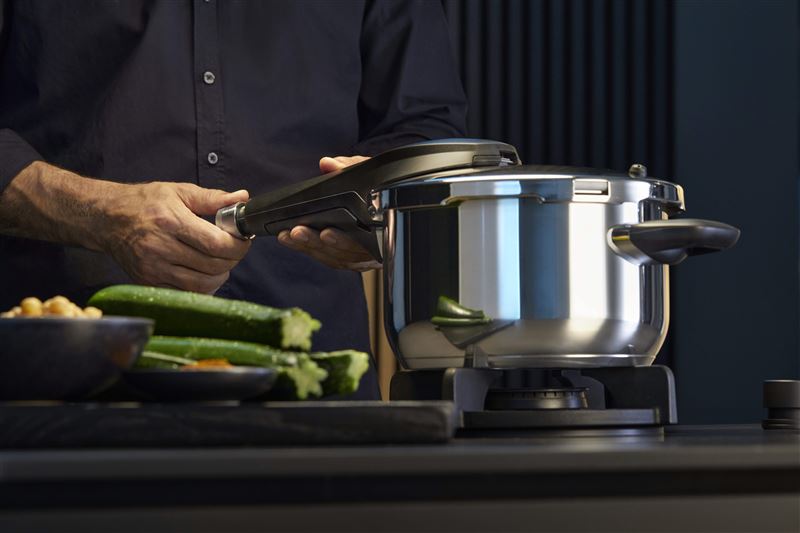年節大菜往往需要數小時熬煮，WMF壓力鍋憑藉德國卓越工藝與技術，能將燉煮時間減少70%並保留1.7倍食材營養。（圖／品牌業者提供）