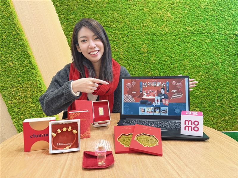迎接赤馬年開運熱潮，momo《馬年迎新春》集結鹿港天后宮、大甲鎮瀾宮等線上點燈服務，並同步精選開運金飾與年節祈福商品，一指下單就能備齊好運。（圖／品牌業者提供）