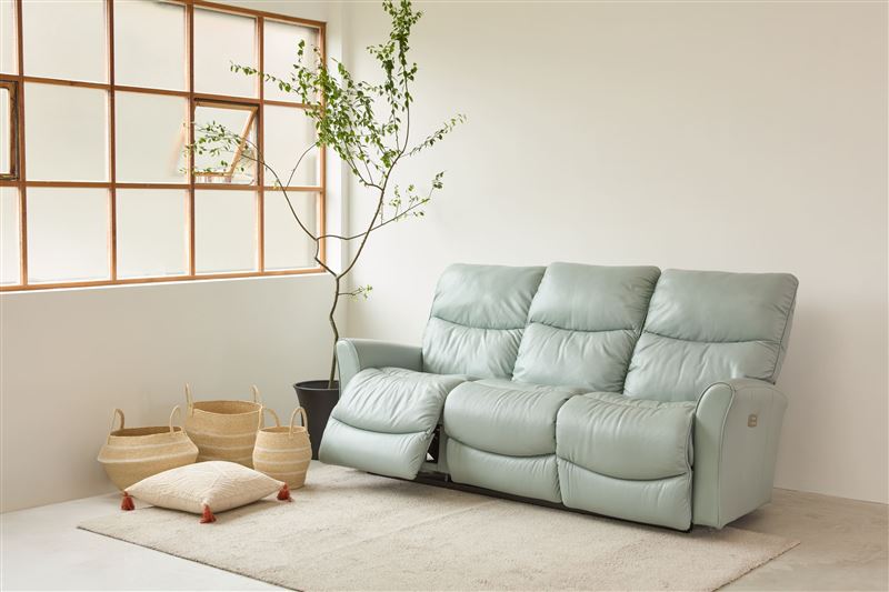 HOLA獨家代理La-Z-Boy蟬聯多年沙發冠軍，其中765系列以「省空間設計」打中台灣都會需求，是許多人年終犒賞自己的首選。（圖／品牌業者提供）