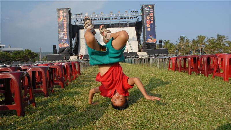 白沙屯媽祖坐紅椅看戲　紙風車椅子會開跑