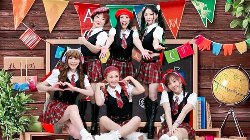 許佳蓉（前排左起）、DJ圓圓、小婉、楊燕（後排左起）、張淳淳、珞琪組限定女團。（圖／張淳淳青春學院提供）