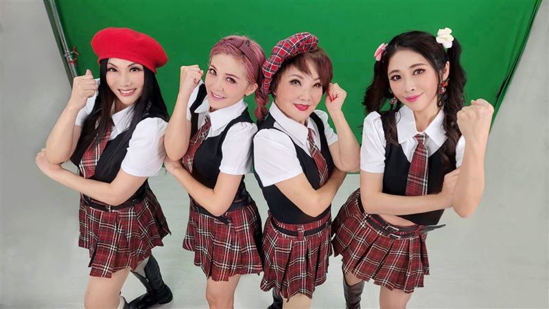 「熟女BLACKPINK」平均年齡超過50歲，體力依舊驚人。（圖／張淳淳青春學院提供）