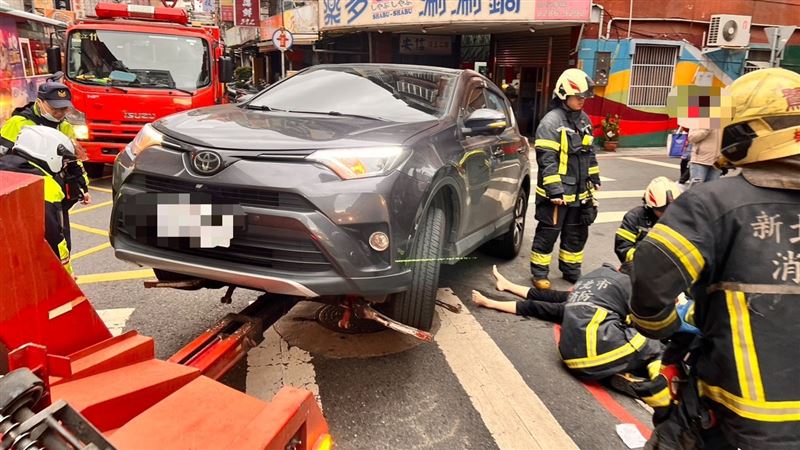 搶救被輾過婦人的情形。（圖／翻攝畫面）