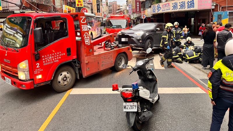 準備將婦人送醫。（圖／翻攝畫面）