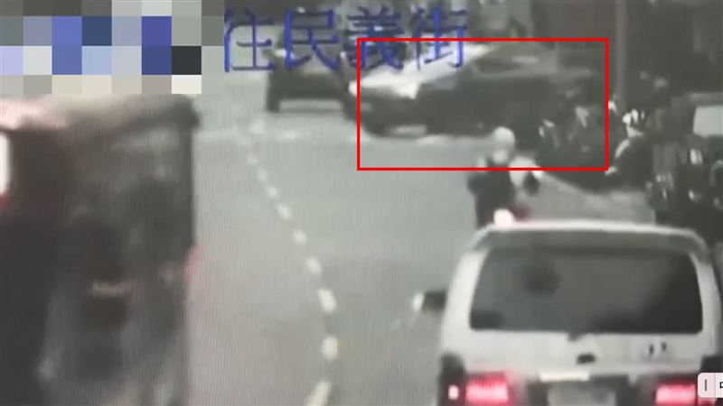 休旅車輾過婦人瞬間。（圖／翻攝畫面）