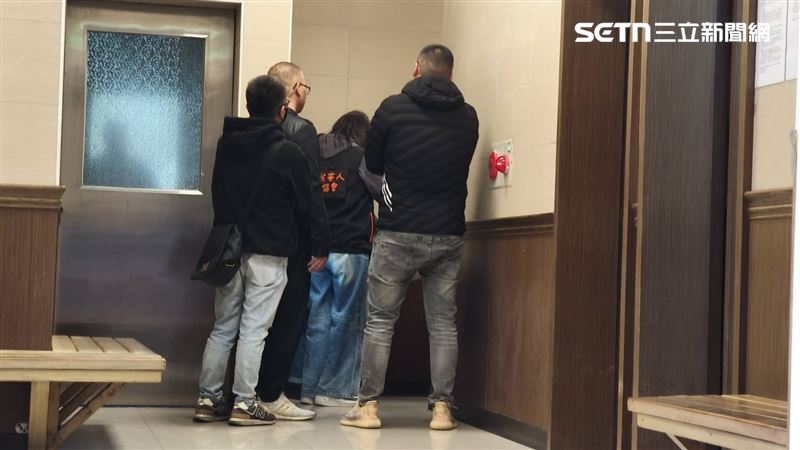 廖家家屬到場相驗，面對媒體不發一語。（圖／記者 莊淇鈞攝影）