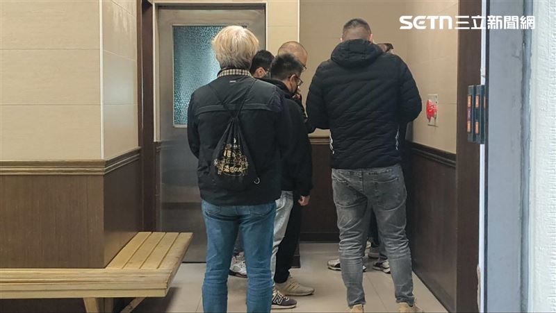 廖家家屬到場相驗，面對媒體不發一語。（圖／記者 莊淇鈞攝影）