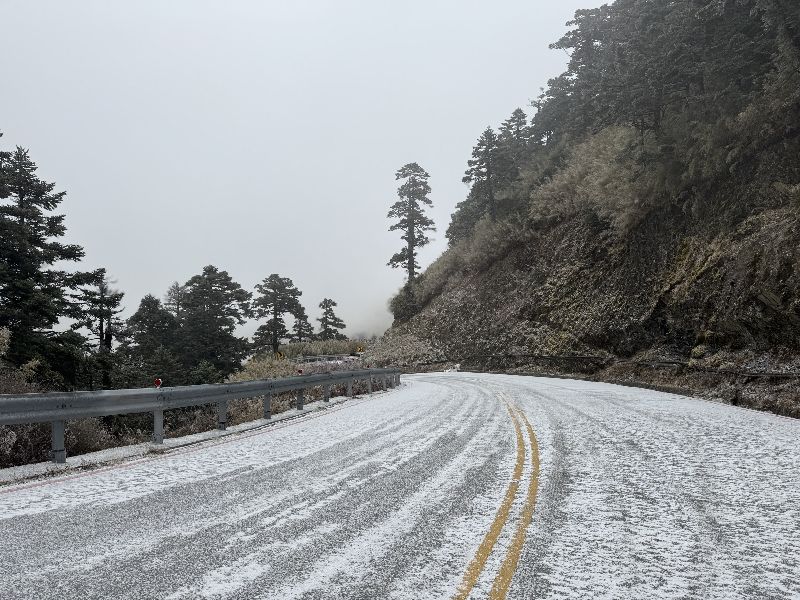 合歡山路面有結冰機率，台14甲線部分路段將預警封閉。（圖／交通部公路局提供）