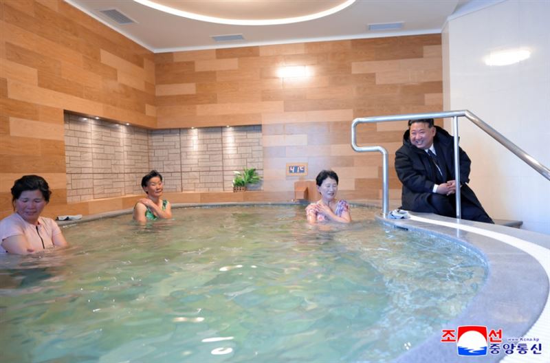 官方釋出一組照片，金正恩視察女湯「笑容藏不住」。（圖／翻攝自朝中社）