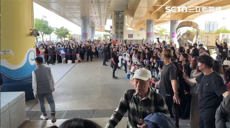 大批E.L.F（粉絲名）早就在機場守候。（圖／記者林正和攝影）