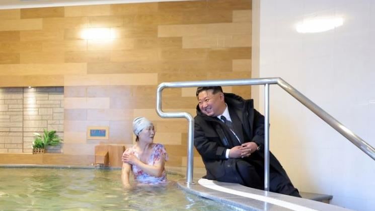 金正恩視察女湯「笑容藏不住」　畫面曝光