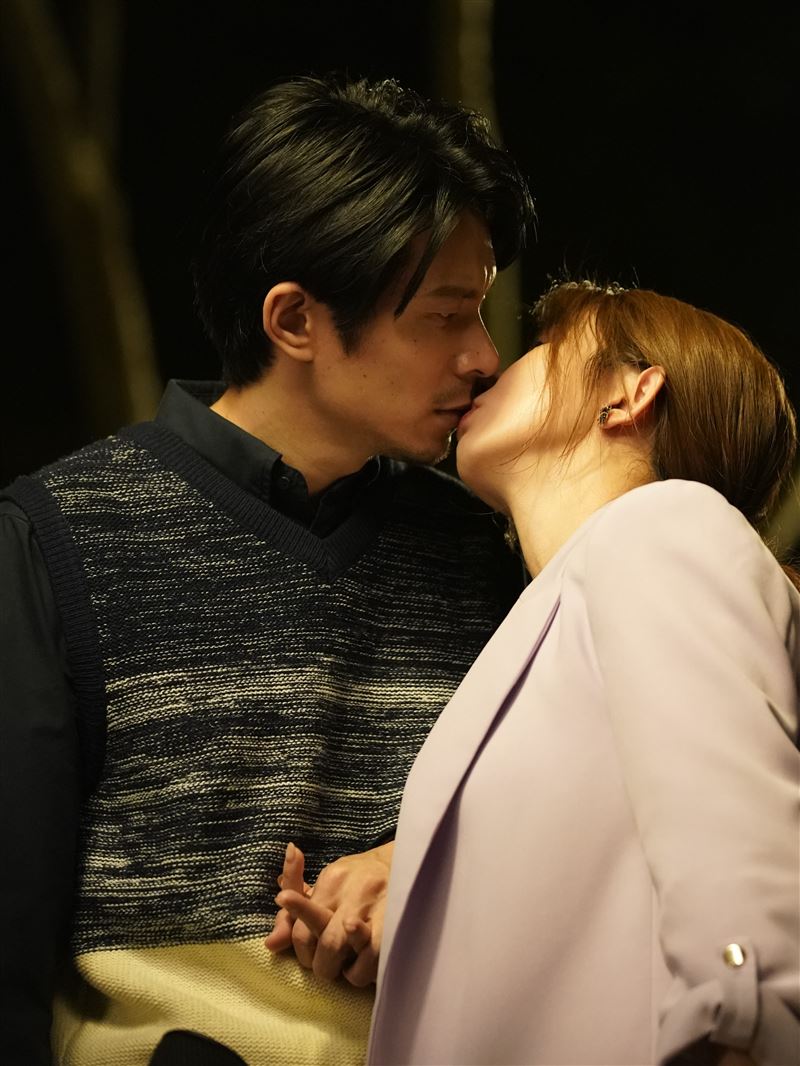 郭書瑤(右)發酒瘋「強吻」姚淳耀(左)。(圖/彼此影業提供)
