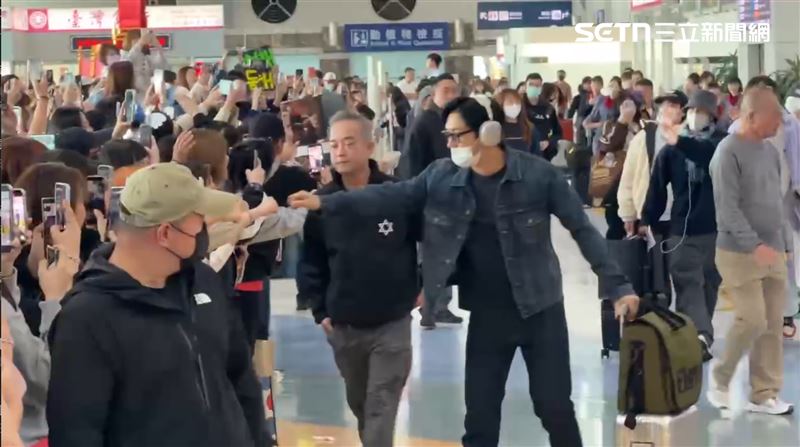 始源親切跟粉絲碰拳。（圖／記者林正和攝影）