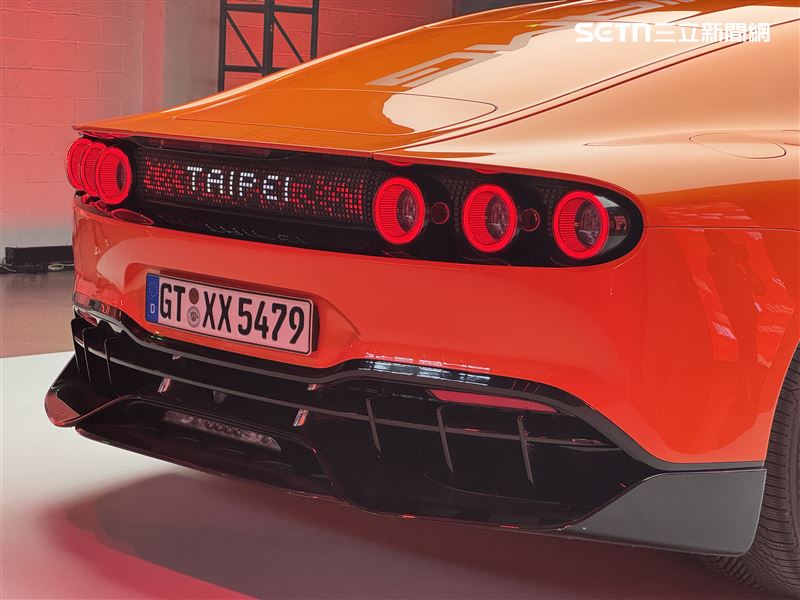 車尾MBUX Fluid Light Panel更直接顯示「TAIPEI」字樣。（圖／記者鍾釗榛攝）