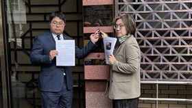 民進黨團質疑黃國昌洩密　赴北檢告發台灣民眾黨籍立法委員黃國昌19日出席立法院外交及國防委員會，攜出機密會議資料，民主進步黨立法院黨團書記長陳培瑜（右）22日到台灣台北地方檢察署告發黃國昌涉犯國家機密保護法等罪。中央社記者林長順攝 115年1月22日