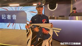 U18國手陳世展出席「台灣棒球小英雄球員卡」發布記者會。（圖／記者戴以柔攝影）