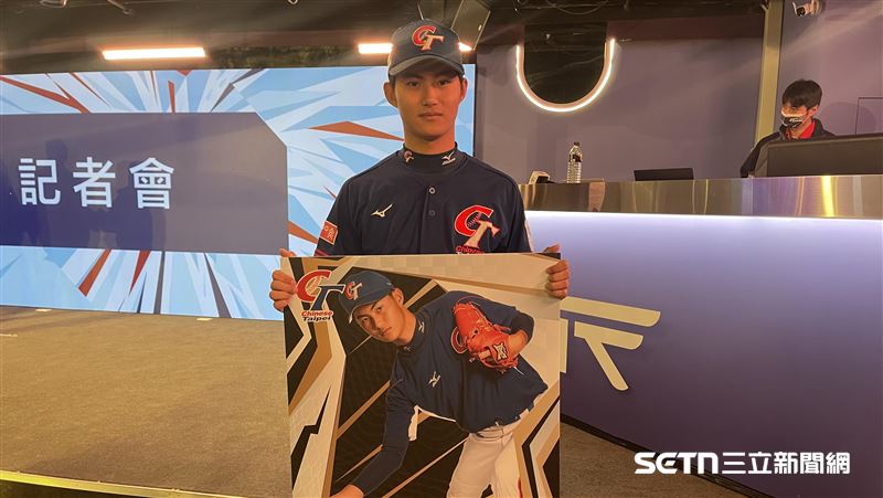 U18國手陳世展出席「台灣棒球小英雄球員卡」發布記者會。（圖／記者戴以柔攝影）