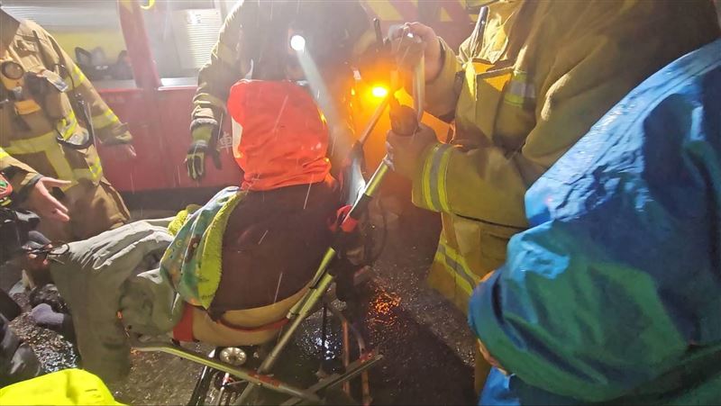 基隆火警釀2死4傷，仁愛消防分隊小隊長詹能傑殉職，受困者使用「共生面罩」引發討論。（圖／翻攝畫面）