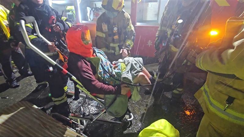 基隆火警釀2死4傷，仁愛消防分隊小隊長詹能傑殉職，受困者使用「共生面罩」引發討論。（圖／翻攝畫面）