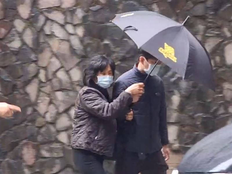 詹能傑的弟弟也是消防員，收到噩耗急返基隆。（圖／翻攝畫面）