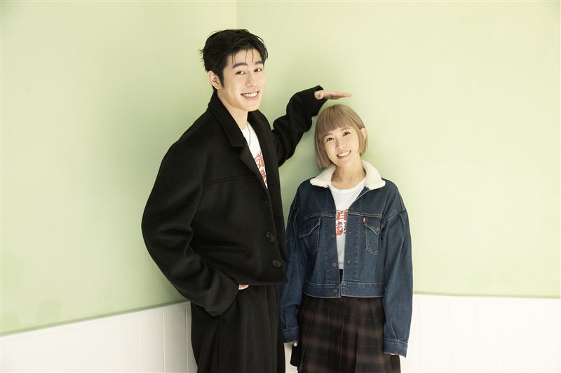 孫可芳在《何百芮的地獄戀曲》與年下男詹懷雲的曖昧逐漸升溫。（圖／彼此影業提供）