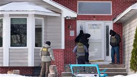 ICE遭爆料指出，即使沒有搜索令也被允許闖入民宅逮捕移民。（圖／美聯社／達志影像）