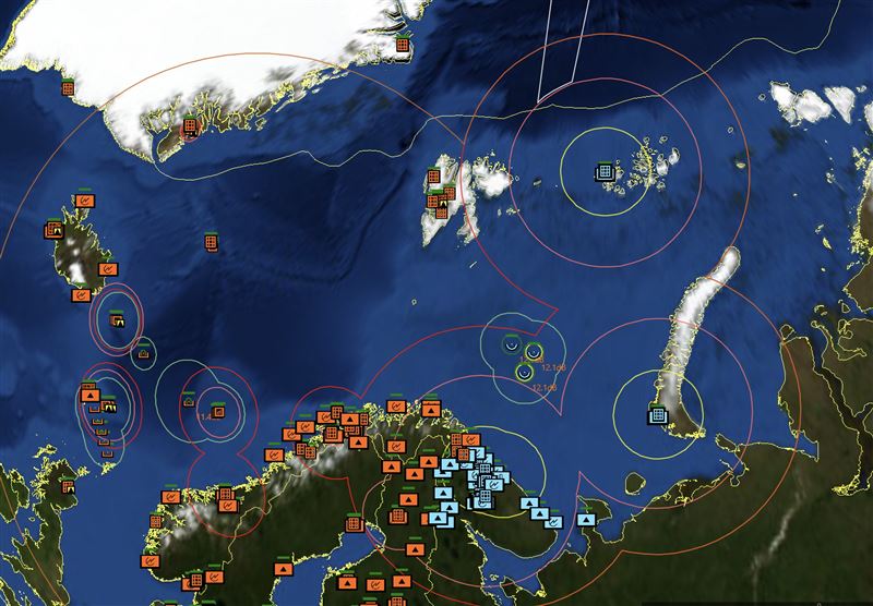 北極地區的軍事力量分布，藍色為俄羅斯的軍事設施，橘色屬於北約。（圖／翻攝自X平台 @paulmasonnews）