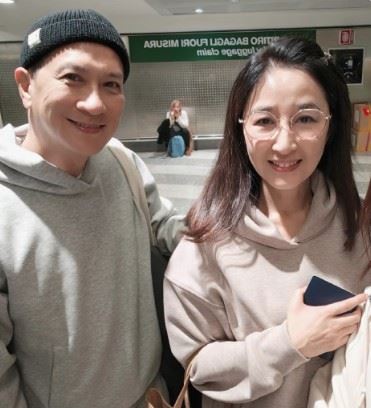 近日，關詠荷（右）被民眾巧遇，完全素顏的狀態完全看不出來有61歲。左為張家輝。（圖／翻攝自網路）