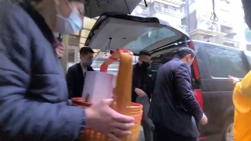 基隆火警2死4傷，小隊長詹能傑殉職，家屬前往事發地招魂，弟弟手捧牌位。（圖／翻攝畫面）