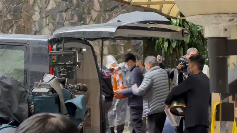 基隆火警2死4傷，小隊長詹能傑殉職，家屬前往事發地招魂，弟弟手捧牌位。（圖／翻攝畫面）