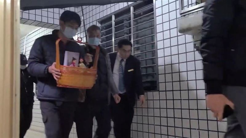 基隆火警2死4傷，小隊長詹能傑殉職，家屬前往事發地招魂，弟弟手捧牌位。（圖／翻攝畫面）